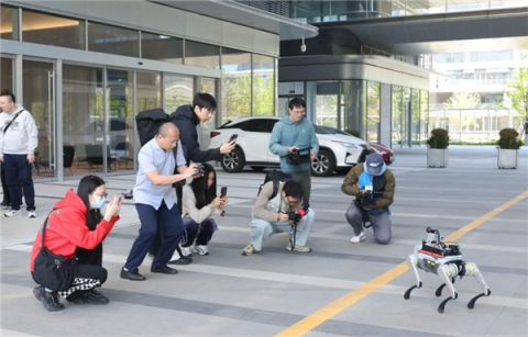 投注：能送葯、會嘮嗑，這衹杭州造機器狗如何“跑”進百姓生活