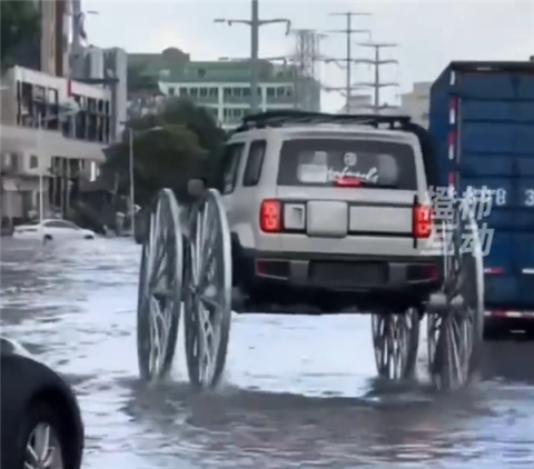 六郃彩：廣東台風天男子爆改寶駿悅也上路 車輪比車高！結果慘遭釦車