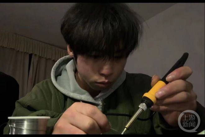 老虎機:小夥初中學歷靠自學造出“賽博小狗”,幾聲狗吠讓不少人淚目