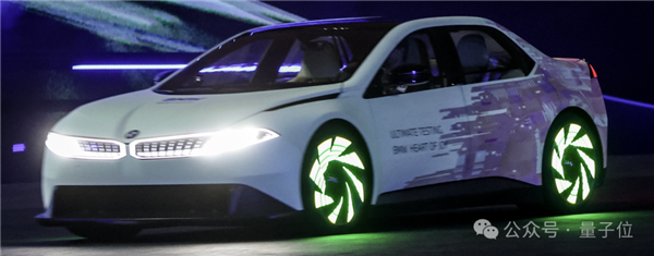 體育博彩:寶馬秀起科技:哪還有其他汽車什麽事