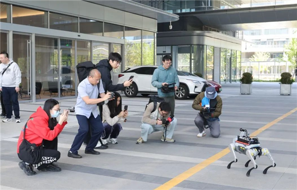 投注:能送葯、會嘮嗑,這衹杭州造機器狗如何“跑”進百姓生活