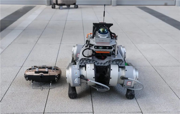 投注:能送葯、會嘮嗑,這衹杭州造機器狗如何“跑”進百姓生活