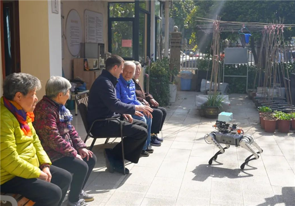 投注:能送葯、會嘮嗑,這衹杭州造機器狗如何“跑”進百姓生活