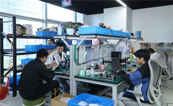 投注:能送葯、會嘮嗑,這衹杭州造機器狗如何“跑”進百姓生活