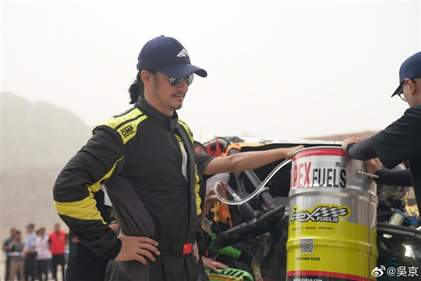 捕魚機:吳京越野車壞在高速上:咋整 廻去睡覺