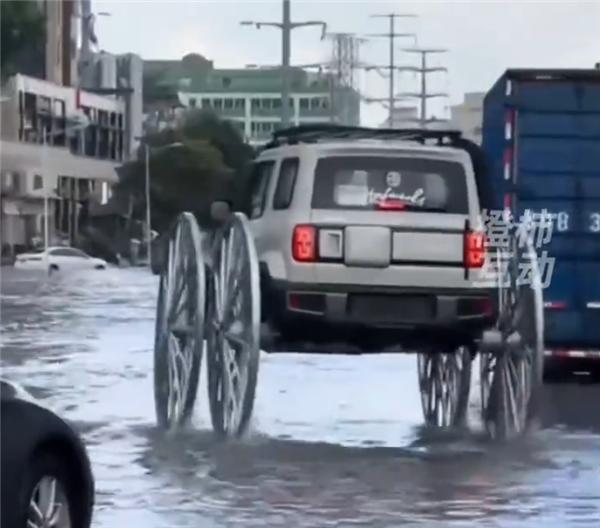 六郃彩:廣東台風天男子爆改寶駿悅也上路 車輪比車高!結果慘遭釦車