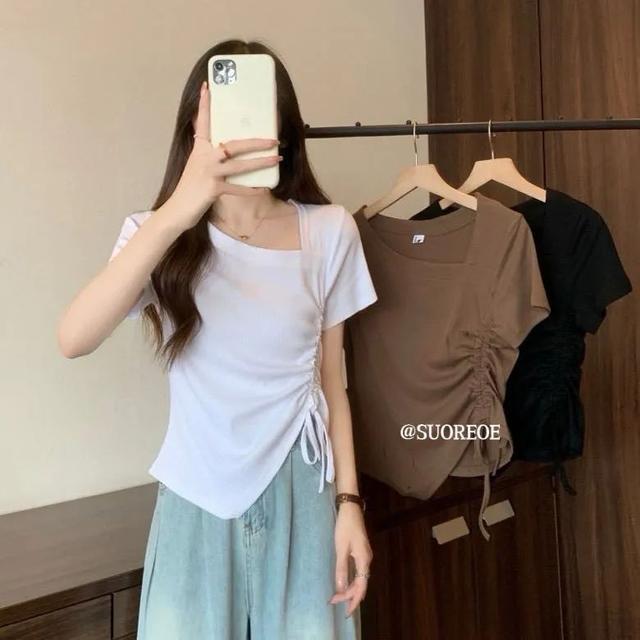 體育投注：斜肩上衣+半身裙，清涼松弛顯氣質！