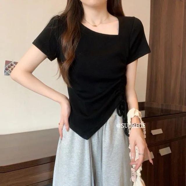 體育投注：斜肩上衣+半身裙，清涼松弛顯氣質！