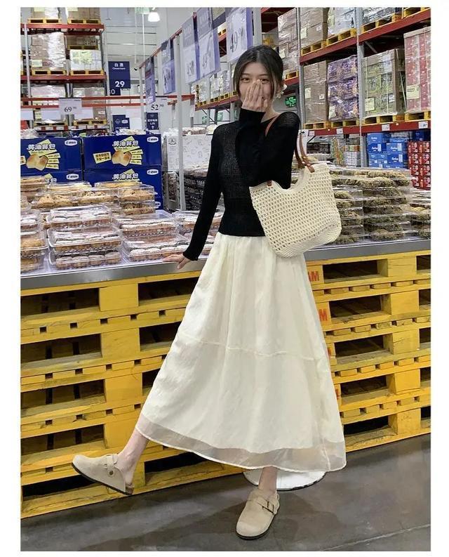 體育投注：斜肩上衣+半身裙，清涼松弛顯氣質！