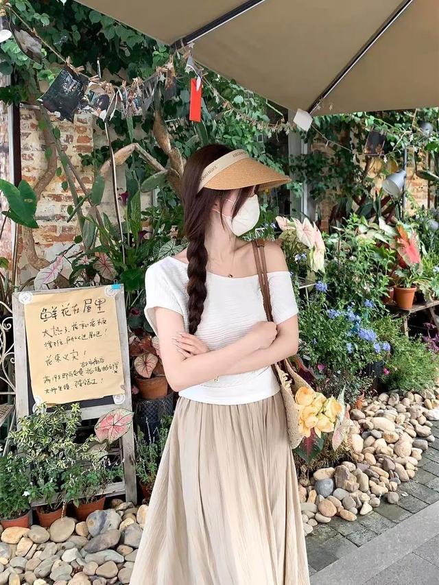 體育投注：斜肩上衣+半身裙，清涼松弛顯氣質！