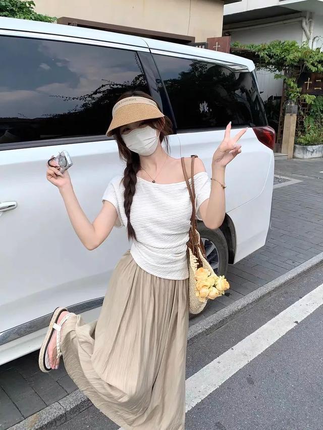 體育投注：斜肩上衣+半身裙，清涼松弛顯氣質！