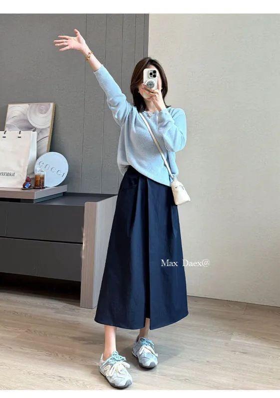 體育投注：斜肩上衣+半身裙，清涼松弛顯氣質！