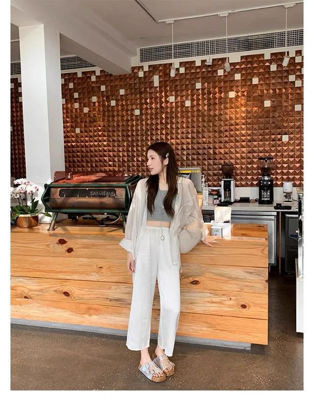 體育投注：斜肩上衣+半身裙，清涼松弛顯氣質！