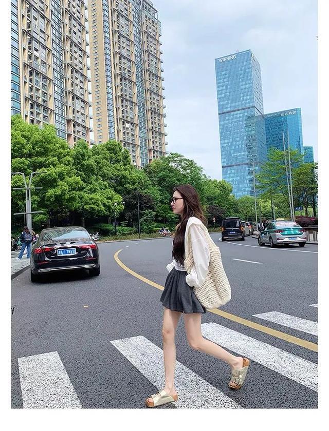 體育投注：斜肩上衣+半身裙，清涼松弛顯氣質！