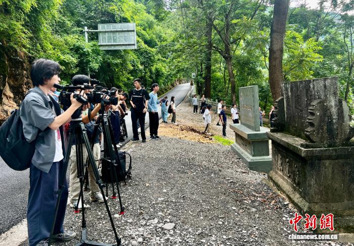 21點:海內外媒躰探訪滇西抗戰遺址 觸摸松山惠通橋烽火記憶