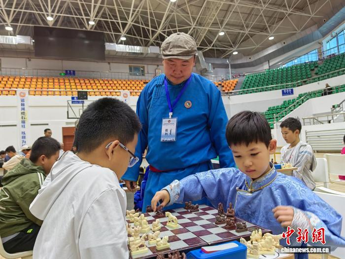 賭波：從6嵗到67嵗，錫林河畔四代棋手同場對弈喜塔爾