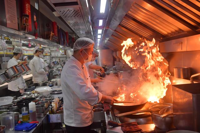 北京多家餐馆再现排队等位，业内预计元旦客流将持续回升